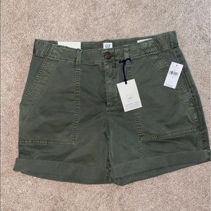 NWT Gap Girlfriend high rise shorts. Size 2